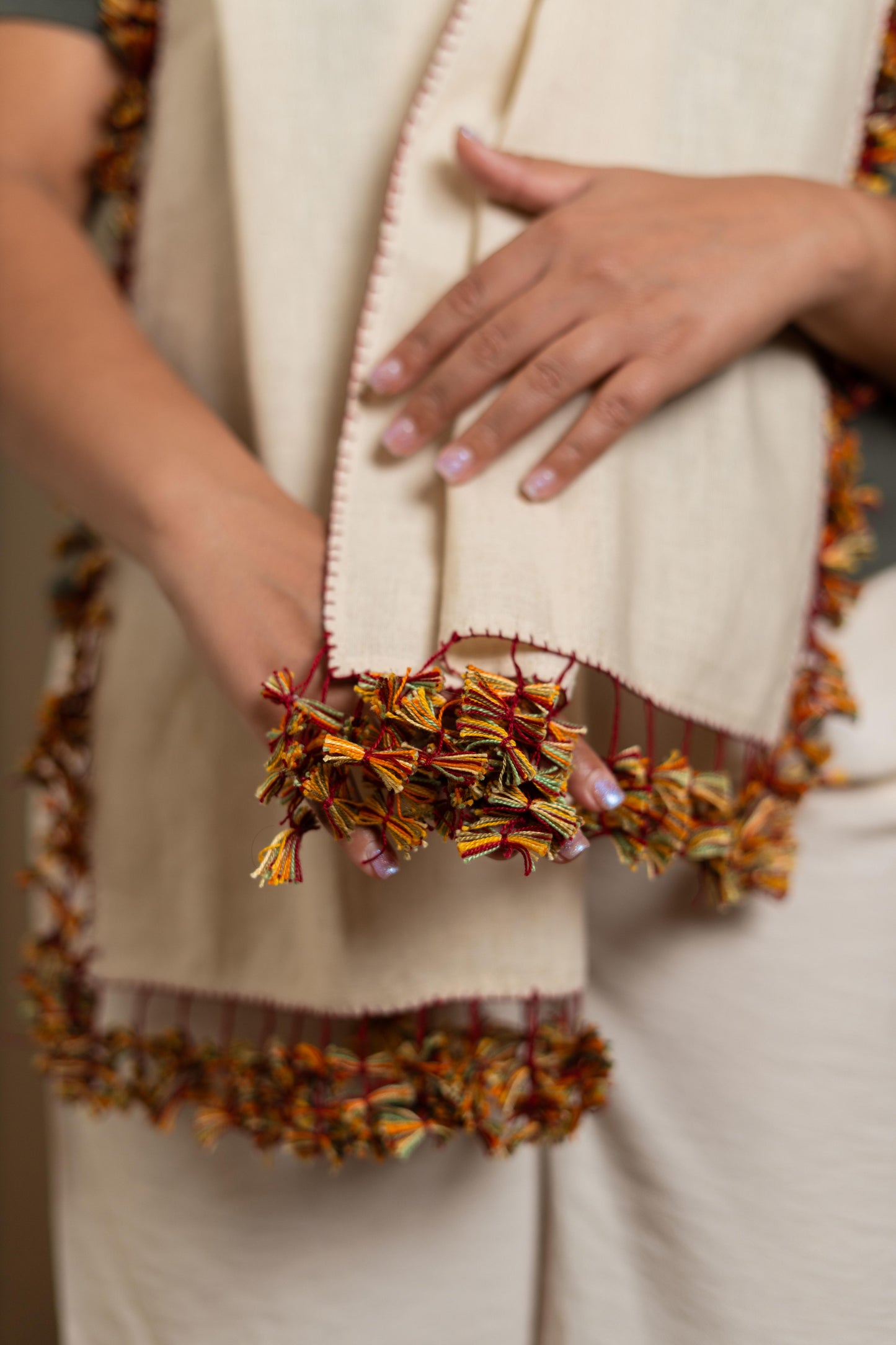 Beige Linen Oya Scarf – Multicolor Tassel Edge
